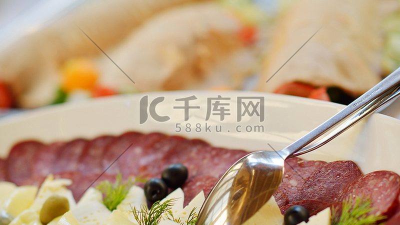 消费者在购买预制菜时，可以通过以下几个方面来判断：