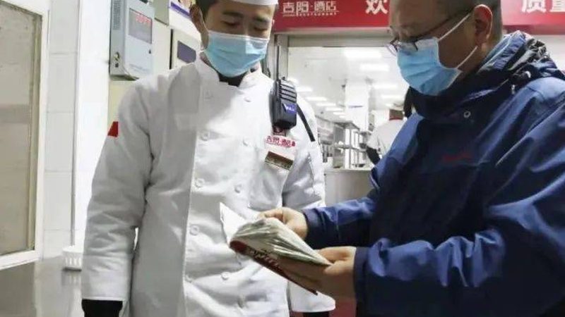 对于消费者来说，在选购坚果炒货时，应关注以下几点：